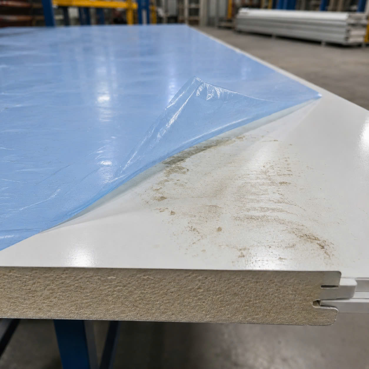 Màng bảo vệ bề mặt panel bị bong mép và xuất hiện vết bẩn khi chọn sai độ dính